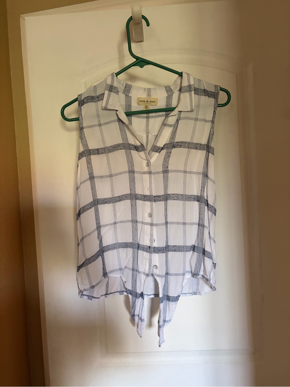Cloth & Stone White and Navy Sleeveless Button Down Shirt
